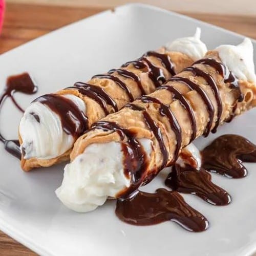 2 Cannolis.